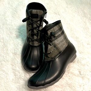 NWOT! Ladies Sperry Duck boots. Navy & grey pattern